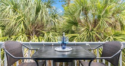 Beach Rd, 300ft to Beach Access & 500ft to Siesta Key Village, Studio