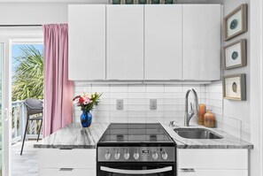 Réfrigérateur, four à micro-ondes, un four, surface de cuisson
