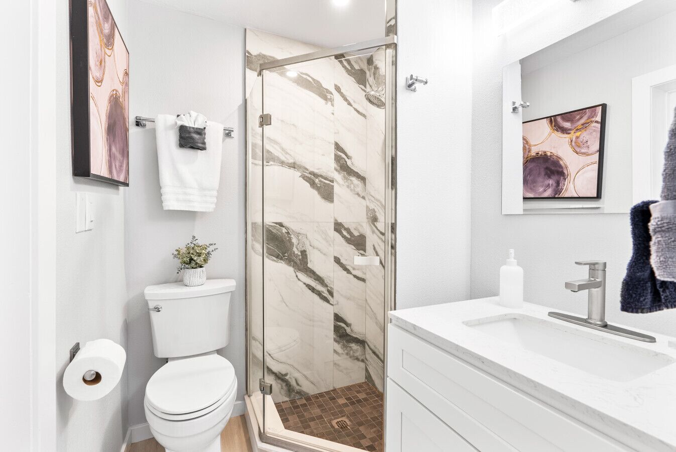Een douche,  milieuvriendelijk toiletgerief, een haardroger, handdoeken