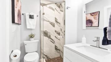 Een douche, milieuvriendelijk toiletgerief, een haardroger, handdoeken