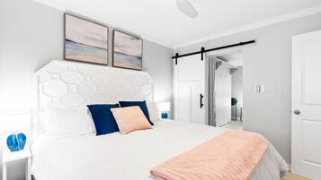 1 soverom, safe på rommet, skrivebord og strykejern/-brett