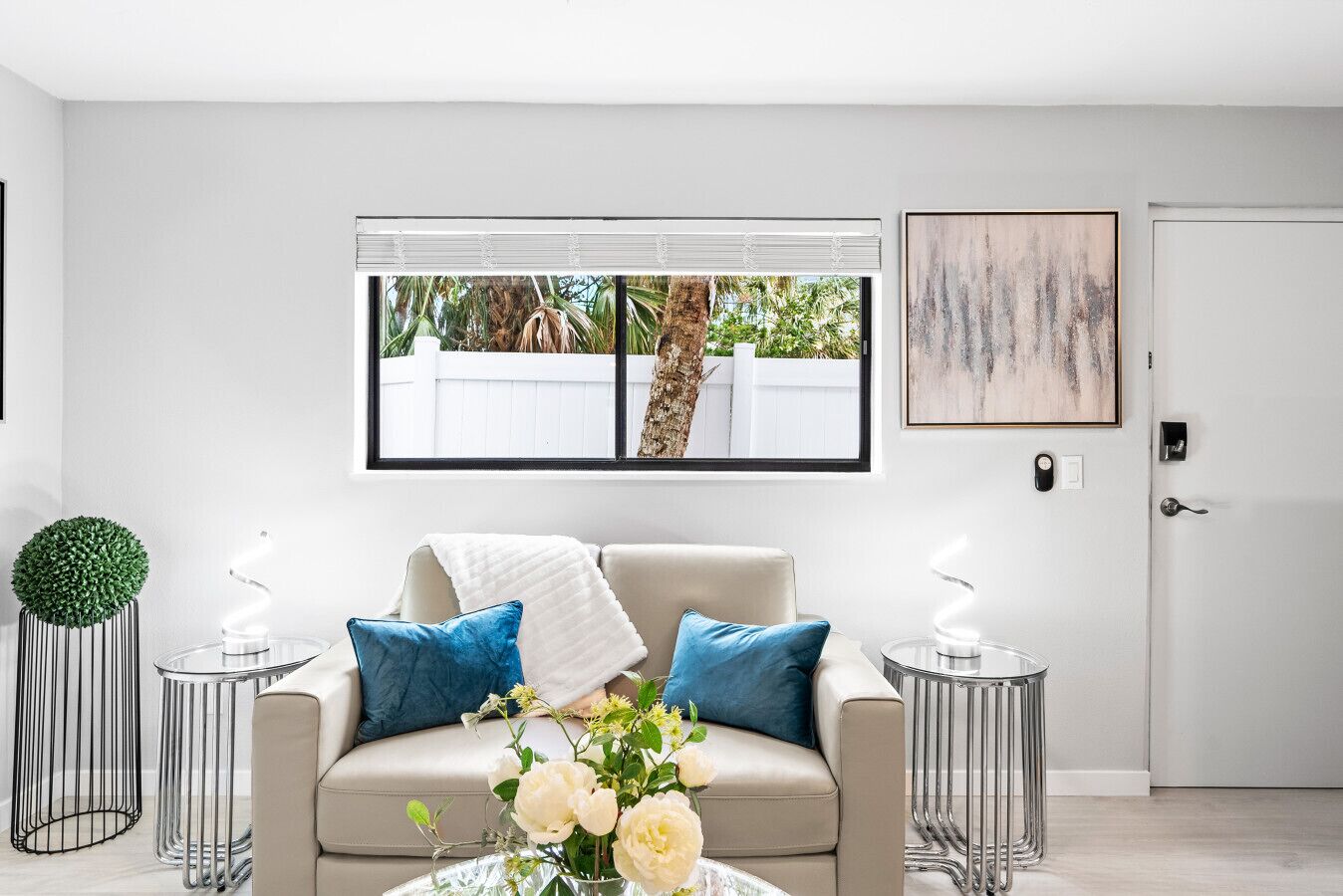 Smart-TV, bøker, filmbibliotek og stereoanlegg