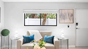 Smart-TV, bøker, filmbibliotek og stereoanlegg