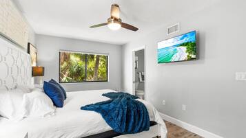 2 bedrooms, in-room safe, desk, iron/ironing board