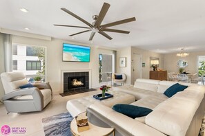 Smart TV, chimenea, libros y videoteca 