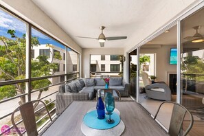 Outdoor dining - Sundeck with Ocean View, Private Access to Beach & 500ft to the Village (Siesta Key)