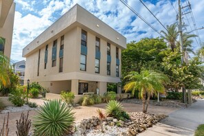 Exterior - Sundeck with Ocean View, Private Access to Beach & 500ft to the Village (Siesta Key)