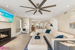 Smart TV, fireplace, books, video library - Sundeck with Ocean View, Private Access to Beach & 500ft to the Village (Siesta Key)