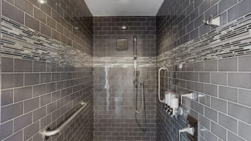 Een douche, milieuvriendelijke toiletartikelen, een haardroger