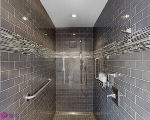 Een douche, milieuvriendelijke toiletartikelen, een haardroger