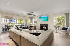 Smart TV, chimenea, libros, videoteca