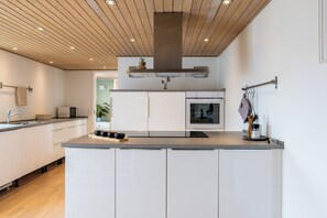 Frigorífico, microondas, horno y placa de cocina