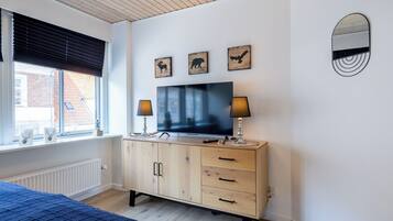 Escritorio, tabla de planchar con plancha, wifi gratis y ropa de cama