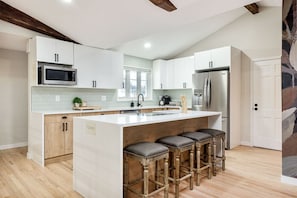 Refrigerador, microondas, horno, placa de cocina