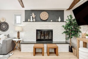 Una televisión, una chimenea