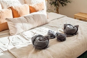 5 Schlafzimmer, Schreibtisch, Bügeleisen/Bügelbrett, Reisekinderbett
