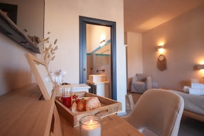 Habitación junior, 1 cama matrimonial y sofá cama, balcón, vista al jardín | Ropa de cama de alta calidad, edredón y minibar 