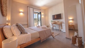 Ein modernes Hotelzimmer mit einem großen Bett, einem Schreibtisch und einem Fernseher.
