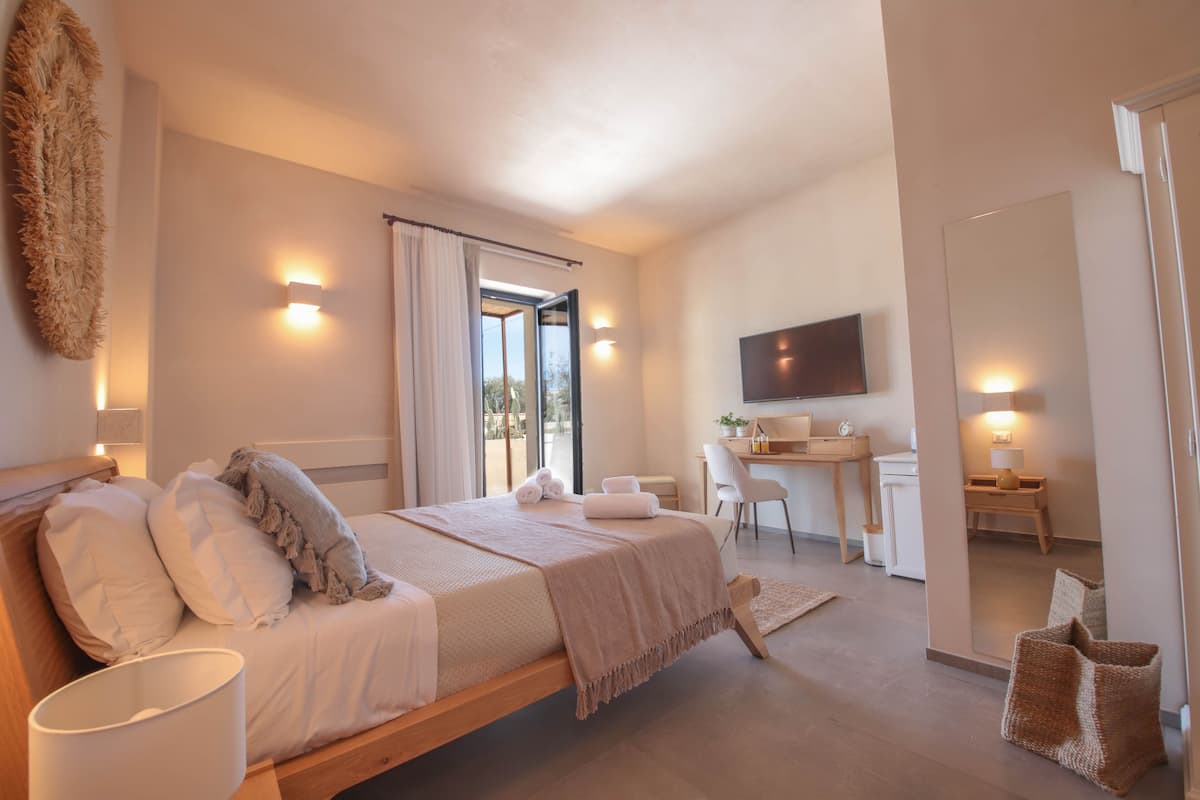 Une chambre d’hôtel moderne, dotée d’un grand lit, d’un bureau et d’une télévision.