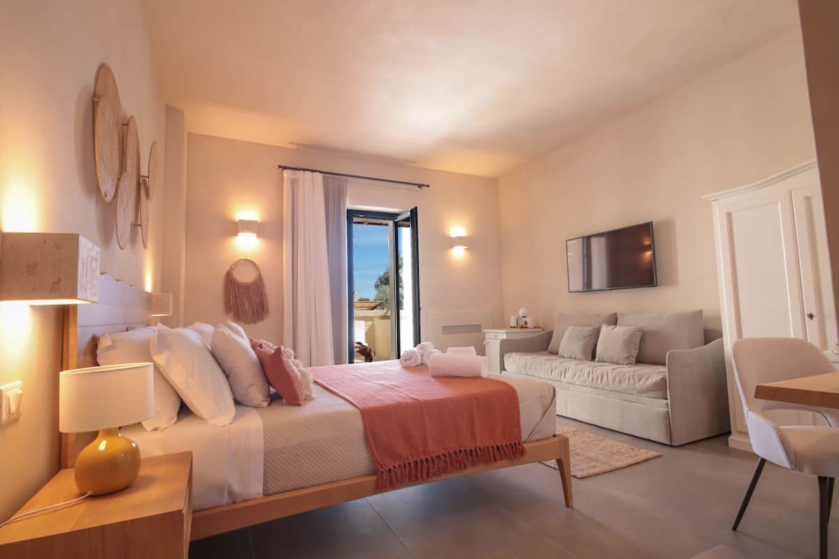 Une chambre à coucher moderne, avec un lit, une table de chevet et une vue sur l’extérieur.