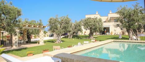 Una piscina al aire libre de temporada