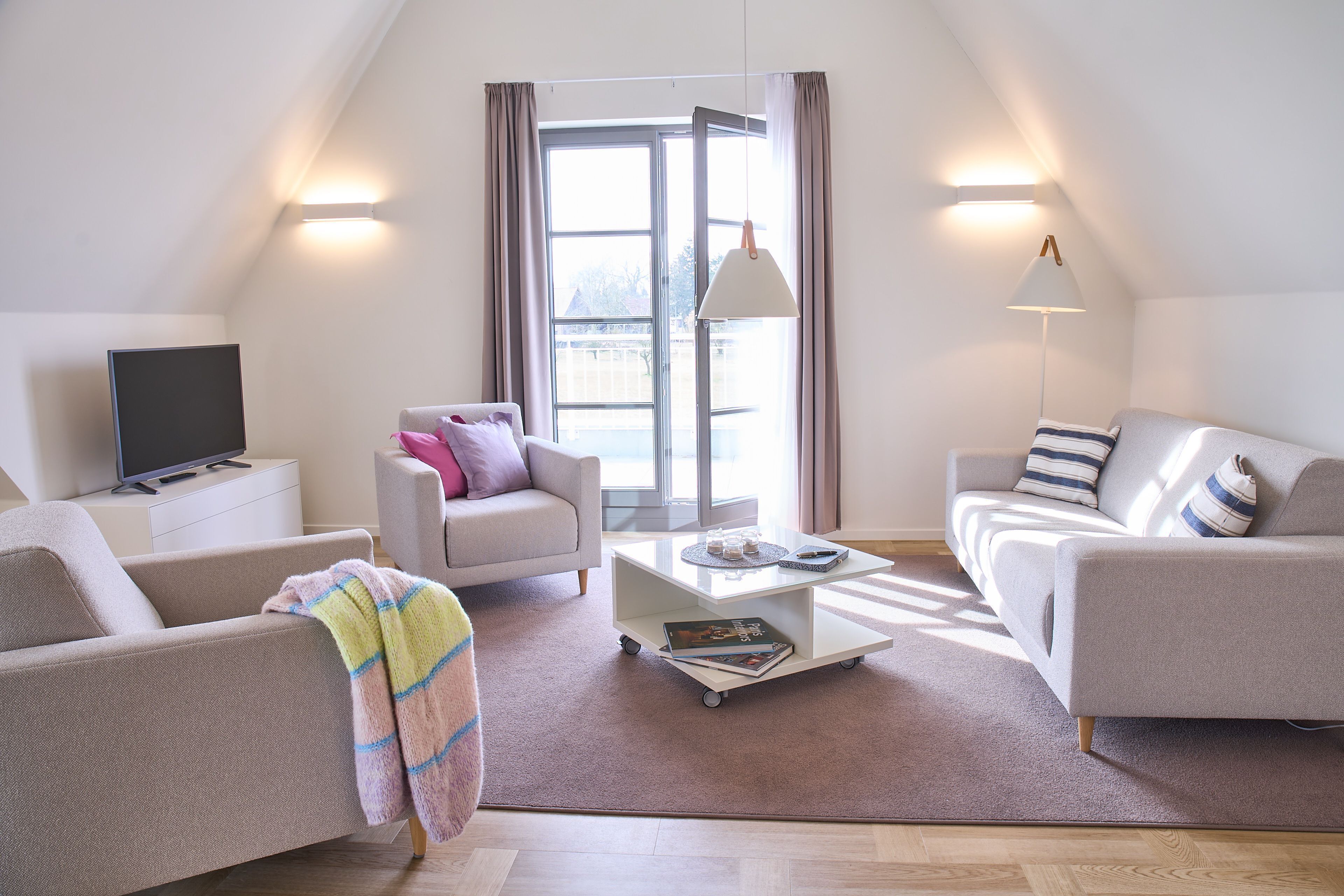 Wohnzimmer mit offener Küche