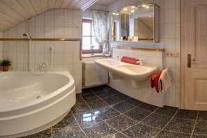 Douche, sèche-cheveux, serviettes fournies