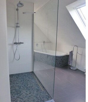 Dusche, Haartrockner, Handtücher