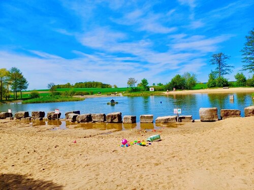Helle NEU renovierte Ferienwohnung mit großer Dachterrasse, Nähe Bamberg.