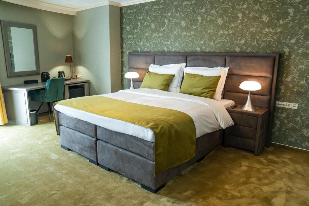 In-room safe, desk, laptop workspace, free WiFi