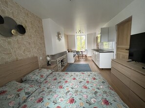 Studio | Blackout curtains, iron/ironing board, free WiFi - La Maison des Amis en Normandie (Tessy-Bocage)