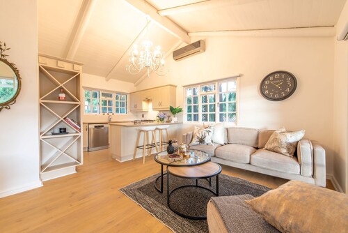Cozy 2-bedroom cottage with WiFi and AC in quaint Franschhoek