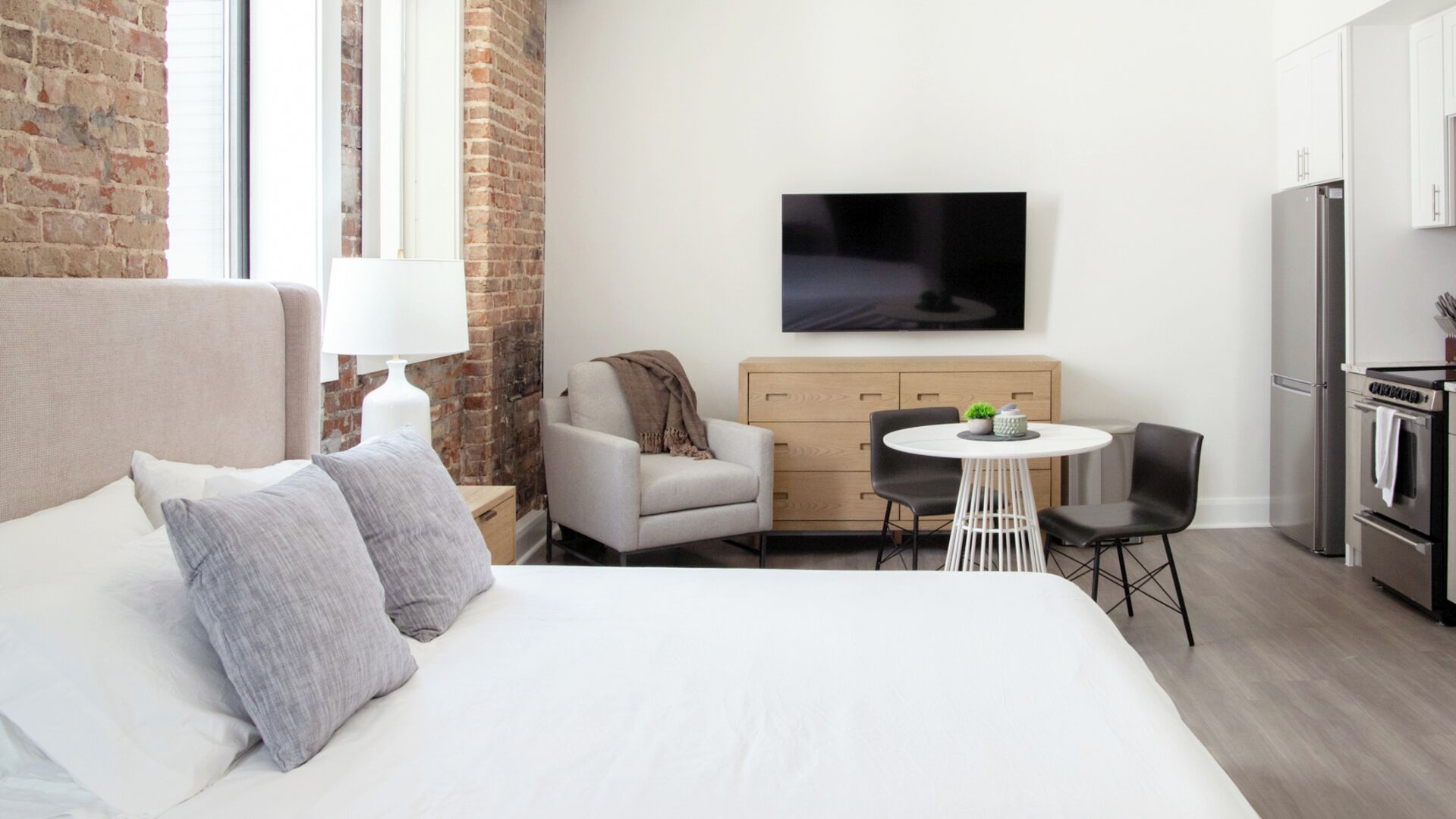 1 soverom, skrivebord, strykejern/-brett og internettilgang