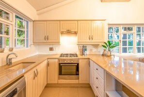Casa de campo | Cocina privada | Frigorífico grande, microondas, hervidor eléctrico y tostadora