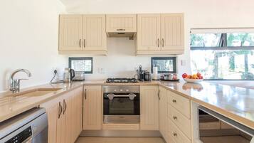 Cottage | Dapur kecil pribadi | Lemari es besar, microwave, ketel listrik, dan pemanggang roti