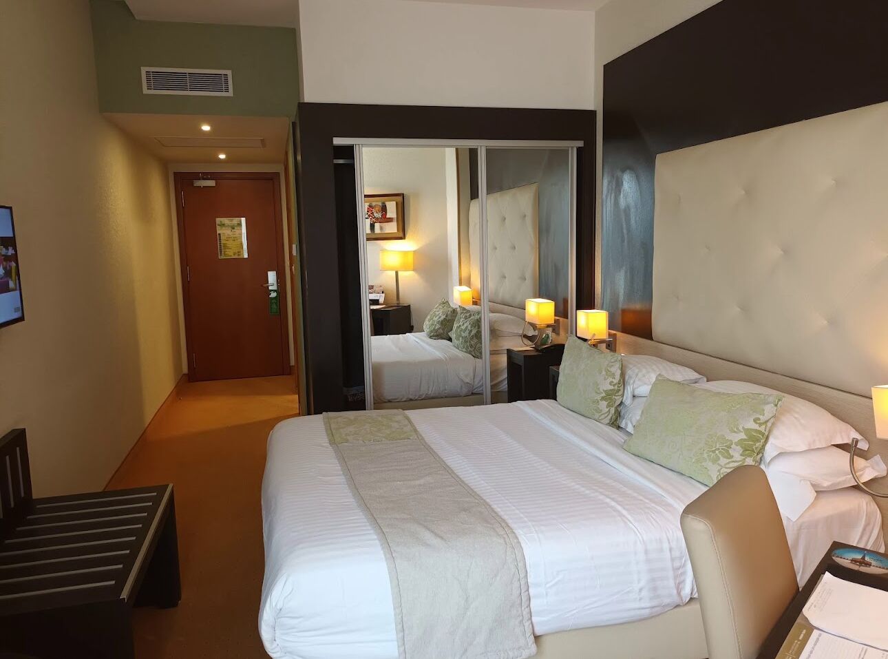 Ropa de cama de alta calidad y minibar 