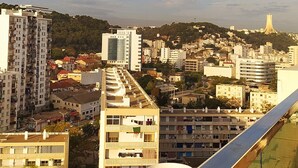 Un paisaje urbano con diversos edificios, incluyendo una torre destacada y edificios residenciales.