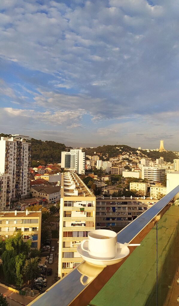 Un paisaje urbano con diversos edificios, incluyendo una torre destacada y edificios residenciales.