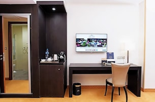 Ropa de cama de alta calidad, minibar y escritorio 