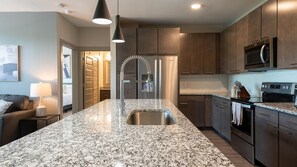 Kjøleskap og spisebord