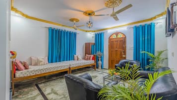 Departamento familiar, 2 habitaciones, vista al patio, planta baja | Área de sala de estar | Televisión LCD de 32 pulgadas con canales vía satélite