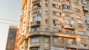 A multi-story building with a sign for 'Body Tailors Pilates' on the ground floor. - Cozy 1-bedroom apartment in enjoyable Bucharest with WiFi, AC (București)