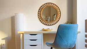 A room with a desk, chair, and a mirror. - Cozy 1-bedroom apartment in enjoyable Bucharest with WiFi, AC (București)