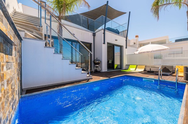 حمّام سباحة خارجي