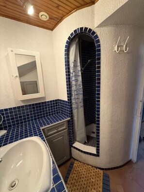 Dusj, hårføner, såpe og toalettpapir