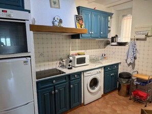 Fridge, microwave, oven, stovetop - Joli T2 Meublé Bord de mer vue Magnifique Baie de la Ciotat (La Ciotat)