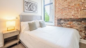 1 habitación, escritorio, tabla de planchar con plancha y wifi 