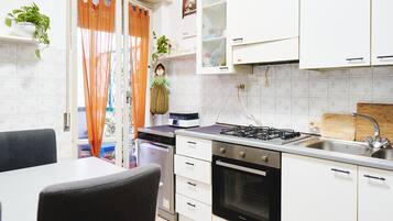 Frigorifero, microonde, forno, piano cottura