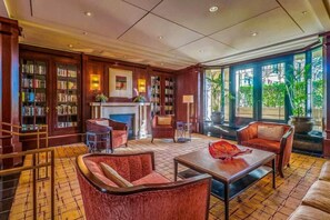 Interior - Marina|2 King beds|Pool|Sauna|Jacuzzi|Gym|Parking (San Diego)