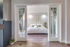 2 habitaciones, escritorio, tabla de planchar con plancha y wifi 